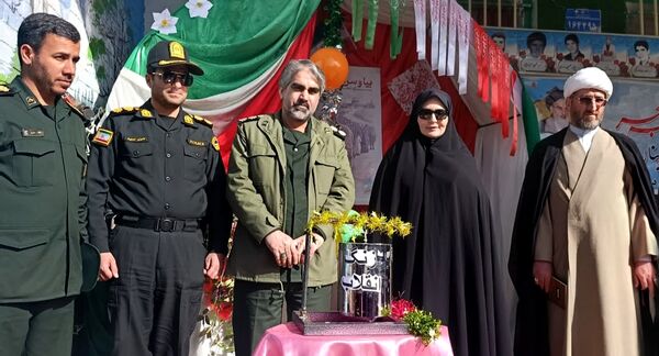 گرامیداشت سالگرد انقلاب با نواختن زنگ در دبیرستان دخترانه شاهد