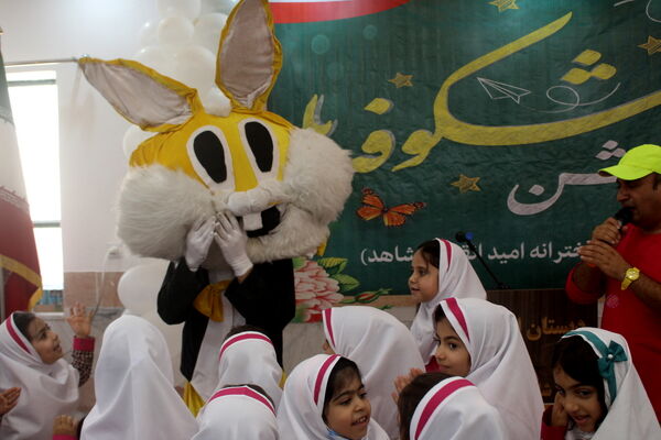جشن شکوفه‌ها در دبستان دخترانه امید انقلاب (شاهد) بوشهر
