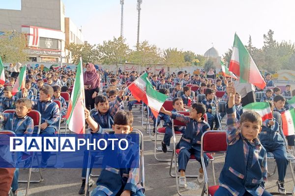 دانش‌آموزان دبستان معمارزاده در سیزده آبان