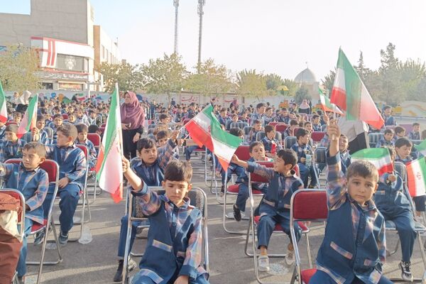 دانش‌آموزان دبستان معمارزاده در سیزده آبان