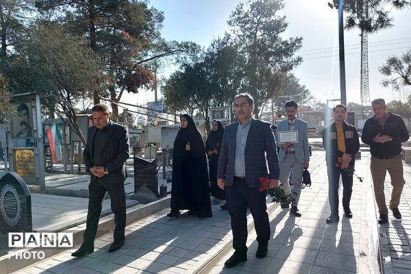 تجدید میثاق معاونین پرورشی، مربیان تربیتی و مشاورین مدارس کهریزک با آرمان‌های امام راحل و شهدا