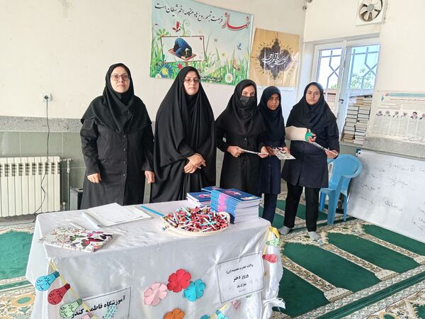اهدای چادر به مناسبت روز دختر در خلیل‌آباد