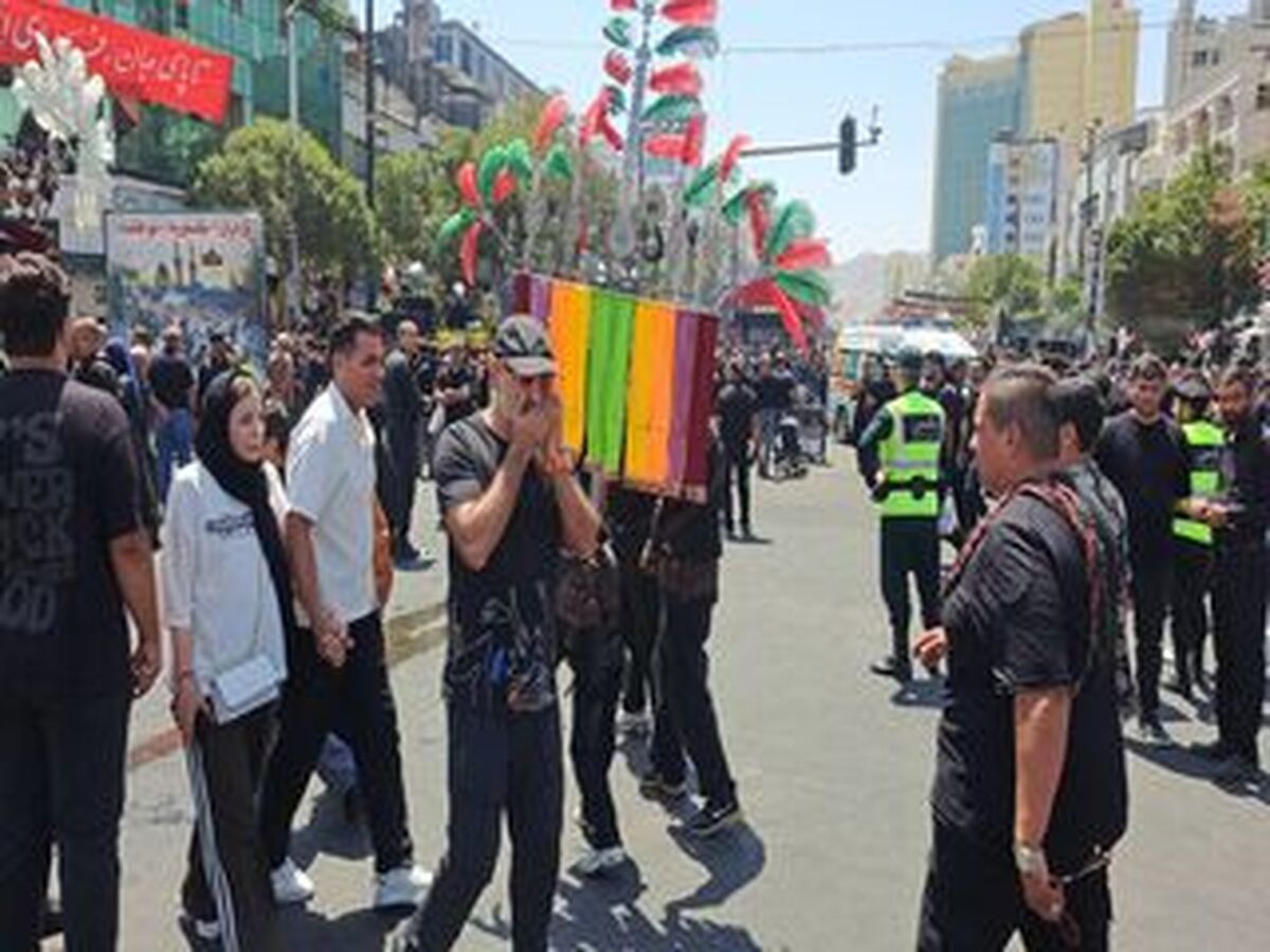 گام‌های عاشقانه زائران پیاده در مسیر حرم رضوی