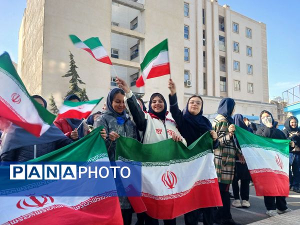 نواختن زنگ انقلاب در دبیرستان شهید محمدکاظم موسوی ناحیه ۲ کرج و شهرستان فردیس 