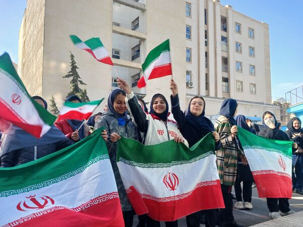 نواختن زنگ انقلاب در دبیرستان شهید محمدکاظم موسوی ناحیه ۲ کرج و شهرستان فردیس 