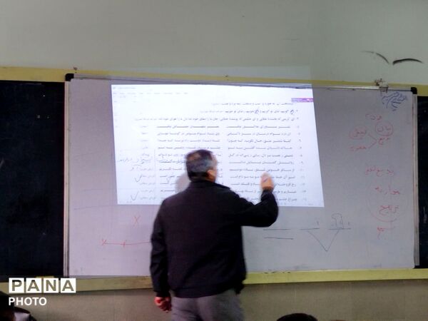 فرایند بررسی عملکرد معلمان منتخب دبیرستان نمونه آیت الله خامنه ای