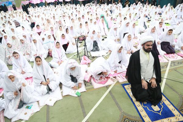 جشن تکلیف ۱۴۰۰ نفری دانش‌آموزان دختر شاهین شهری 