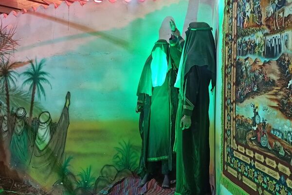 بازدید دانش‌آموزان دبیرستان یادگار امام از کوچه‌های بنی‌هاشم