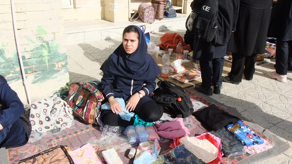 بازارچه کسب و کار دانش‌آموزان دختر در دبیرستان متوسطه اول معلم