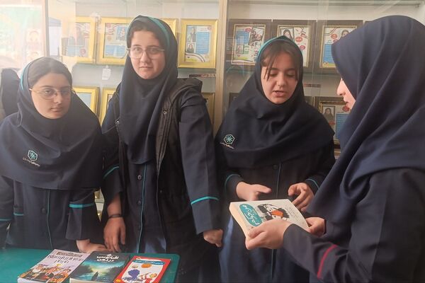 نمایشگاه کتاب دانش آموزی در ناحیه دو شهرری 