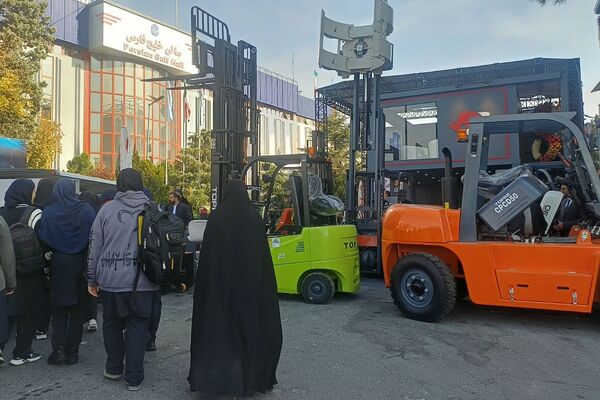 حضور دانش‌آموزان دبیرستان قلم چی ناحیه دو شهرری در نمایشگاه نانو فناوری