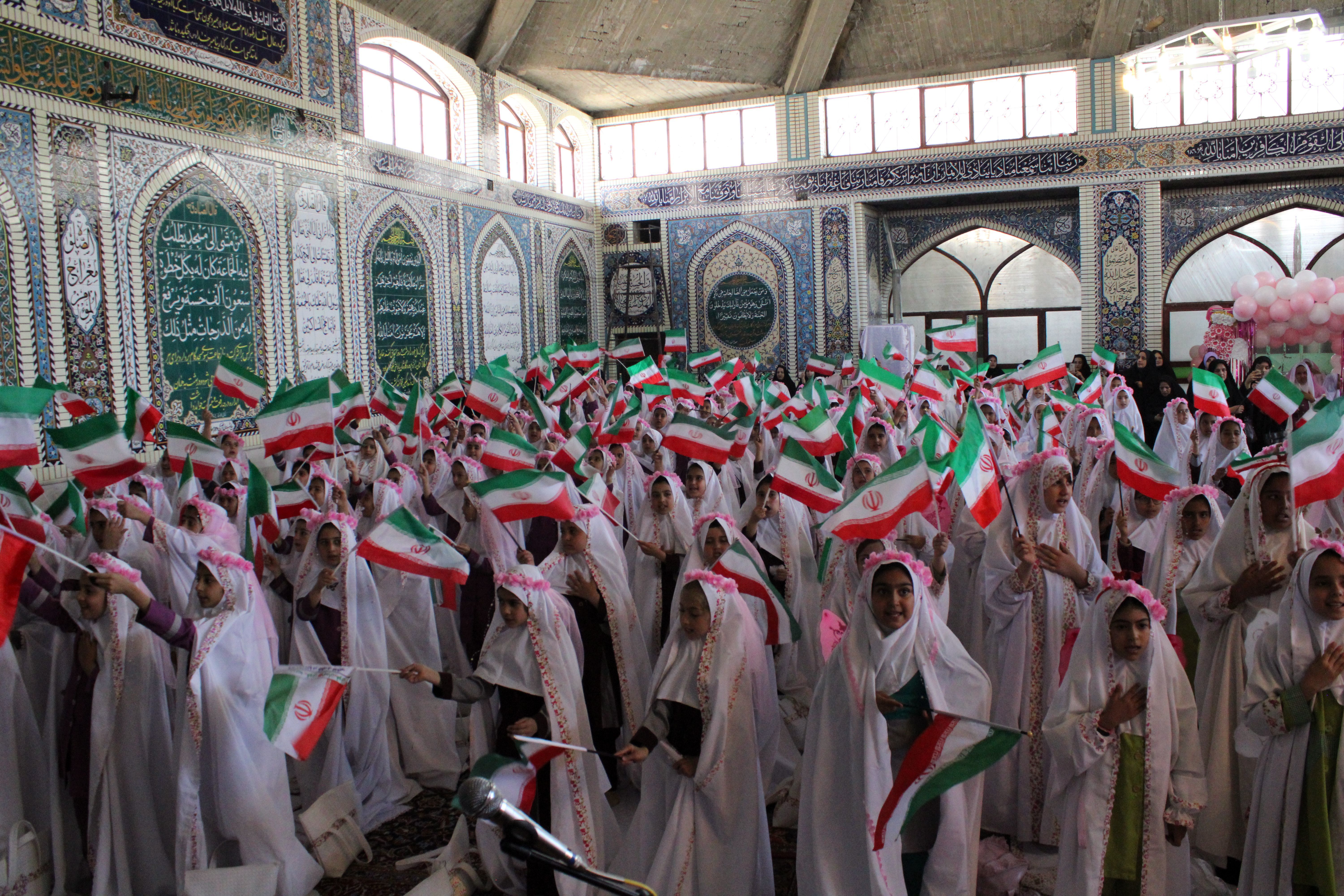 جشن تکلیف دانش‌آموزان دختر شهرستان بن 