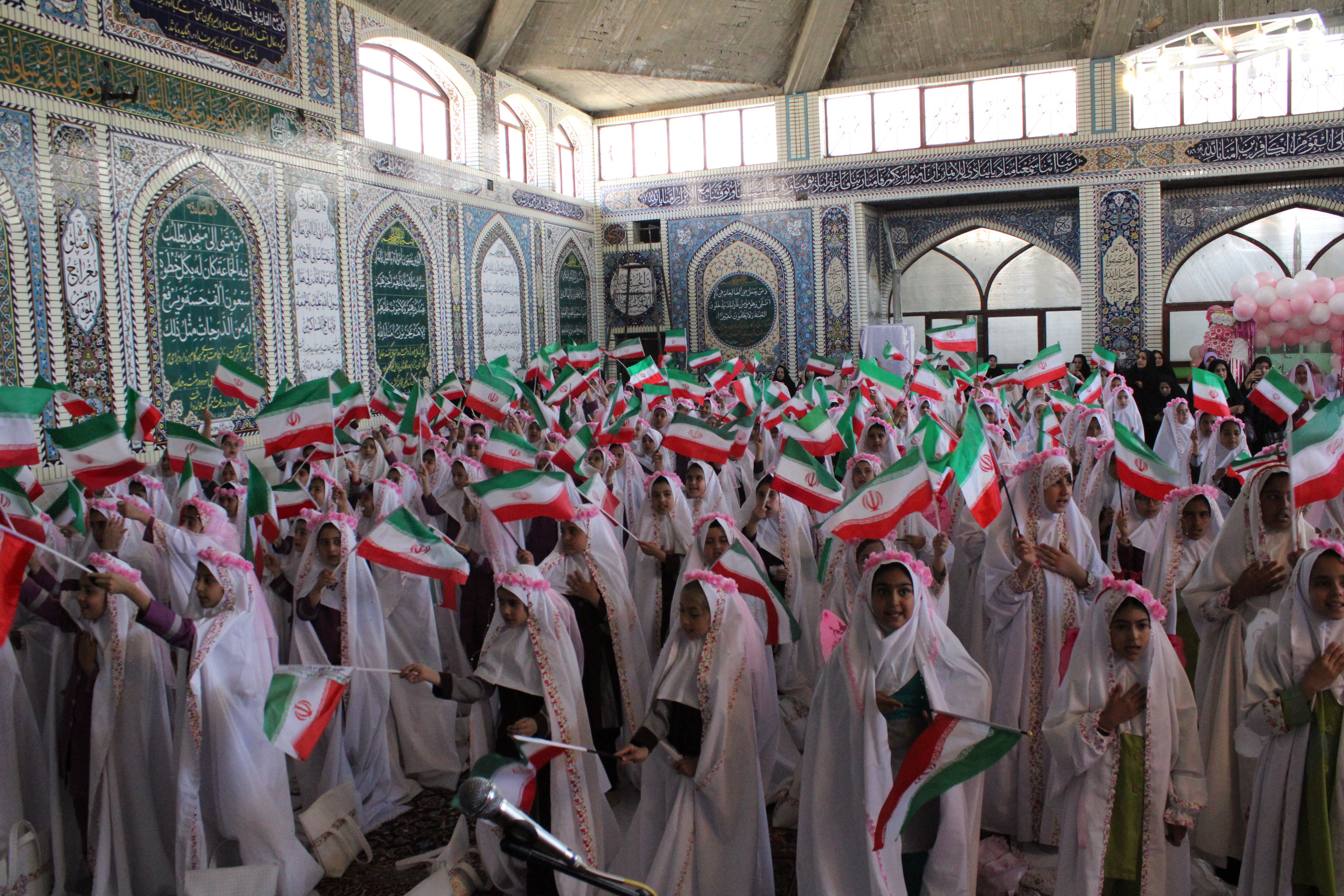 جشن تکلیف دانش‌آموزان دختر شهرستان بن 