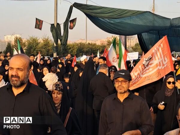 چشم‌های گریان نوجوانان در سوگ پدر امت