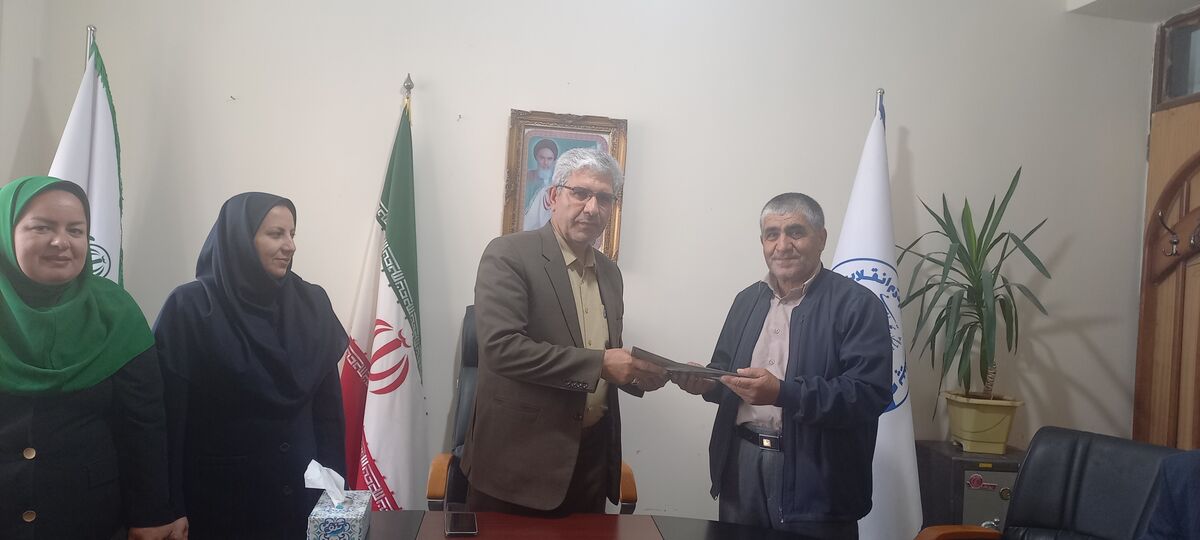 مدیر سازمان دانش‌آموزی کهگیلویه و بویراحمد از معلم دوران ابتدایی خود تجلیل کرد
