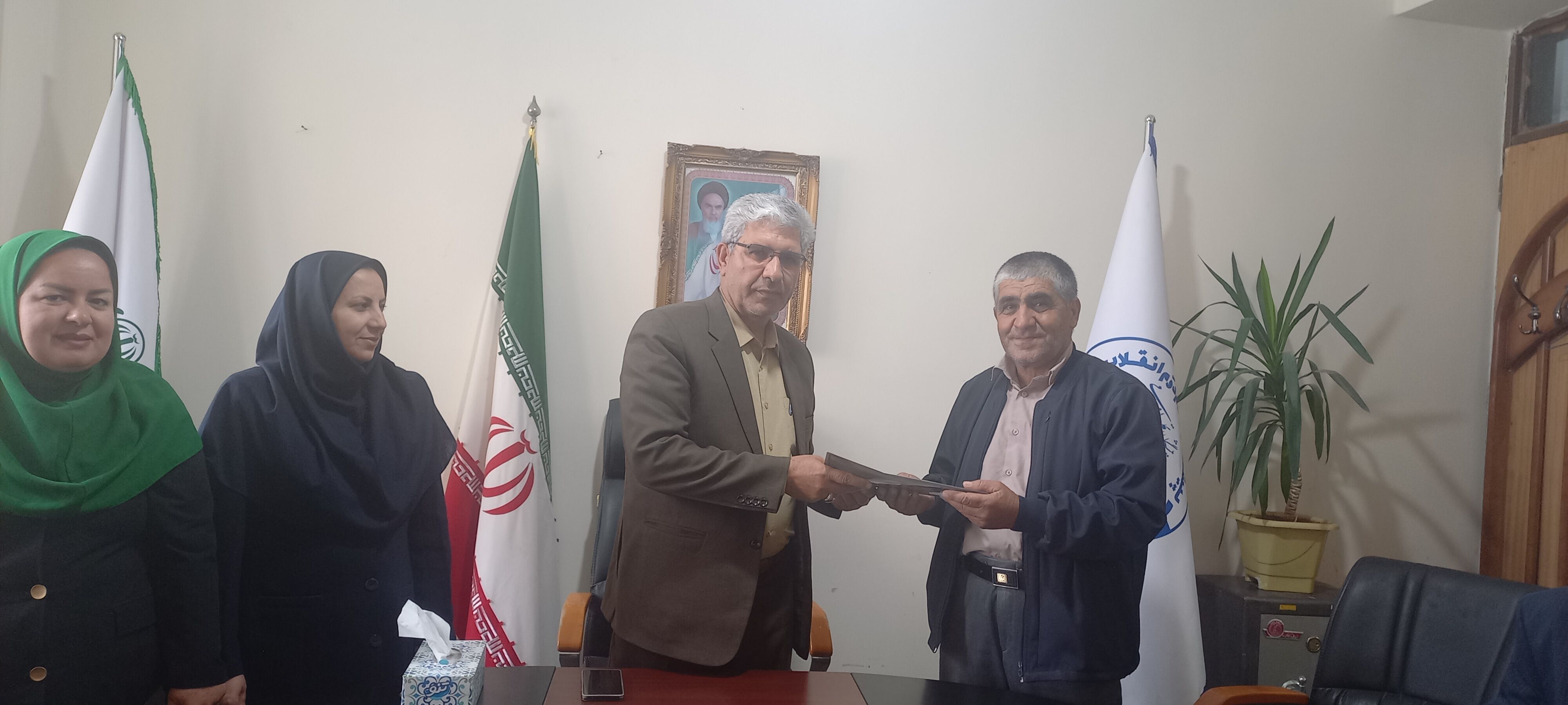 مدیر سازمان دانش‌آموزی کهگیلویه و بویراحمد از معلم دوران ابتدایی خود تجلیل کرد
