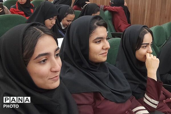  کارگاه تفکر دیزاین در تولید اکسسوری چرمی با حضور هنرجویان و هنرآموزان هنرستان‌های ملارد