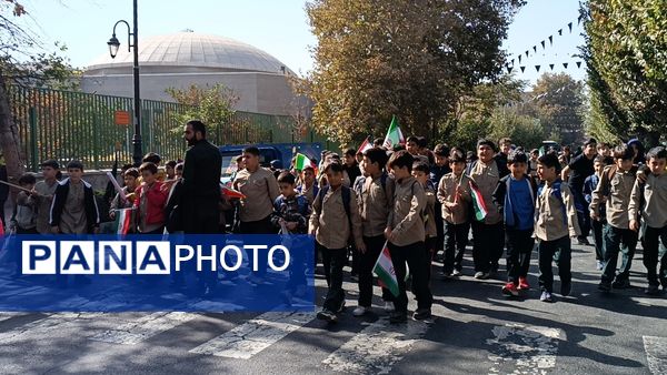 دانش‌آموزان با حضور در راهپیمایی ۱۳ آبان تنفر خود را نسبت به شیاطین امروزی نشان دادند