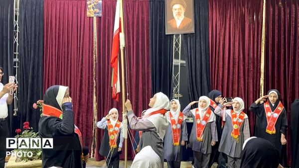 طنین سرود پیشتازان در میادین شهر همصدا با مردم