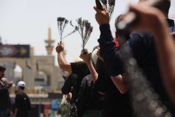 رود اشک و عشق در مسیر حرم همزمان با شکوه عزاداری هیئات‌ در خیابان‌های مشهد