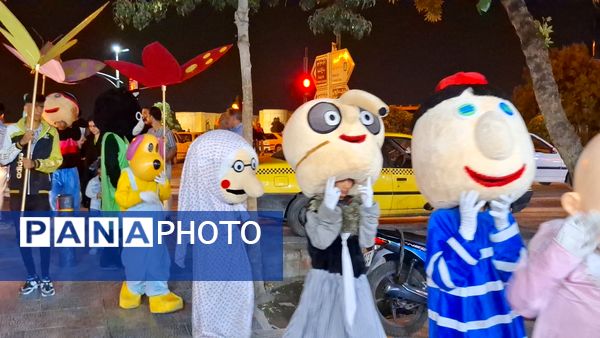 کارناوال عروسکی جشنواره فیلم‌های کودکان و نوجوانان در چهارباغ اصفهان 