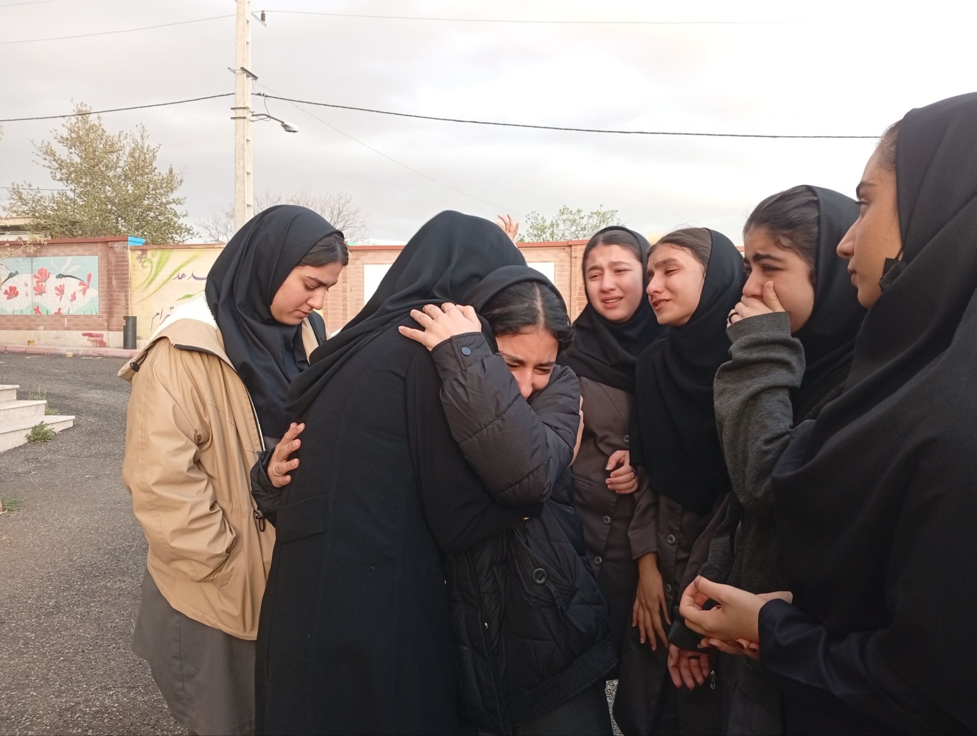  یادبود معلم شهیده علیزاده در روستای هیو شهرستان ساوجبلاغ