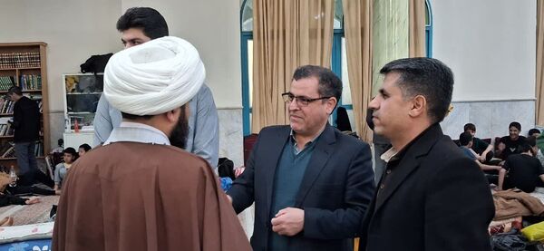 دیدار معاون سیاسی و اجتماعی فرمانداری  کاشمر با معتکفین دانش آموز مسجد جامع