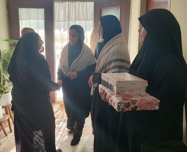 دیدار دانش‌آموزان هنرستان بصیرت با خانواده جانباز قاسم رسائی پور