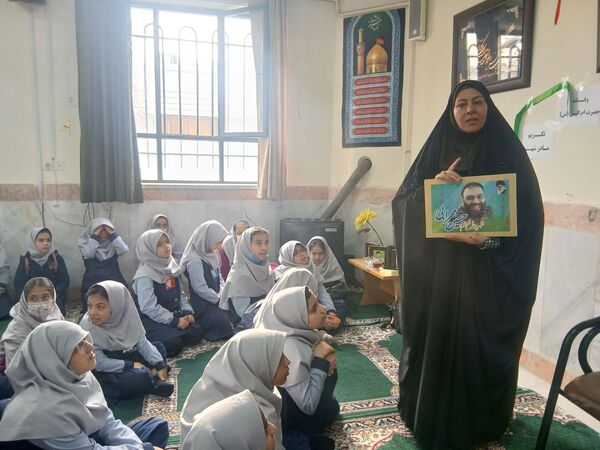 روایتگری زندگی  شهدا از زبان خواهر شهید محرابی دبستان میثاق ناحیه سه