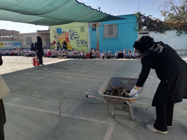 آموزش اطفاء حریق در مدرسه ناهید نخودی