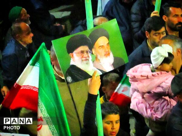 کودکان انقلابی کاشمر دست در دست والدین به خیابان آمدند