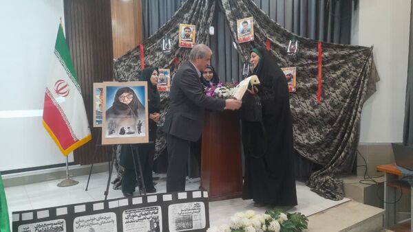 بزرگداشت یادواره شهدا در ایام الله دهه فجر دبستان آرمیتا مصلی نژاد ناحیه هفت