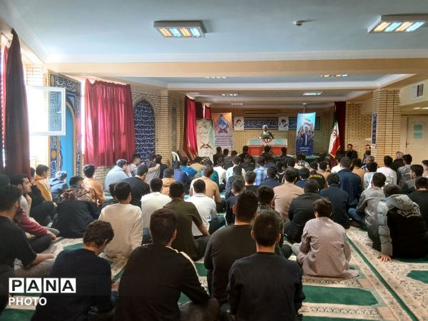 محفل‌ انس‌ باقرآن کریم در استان ایلام برگزار شد.