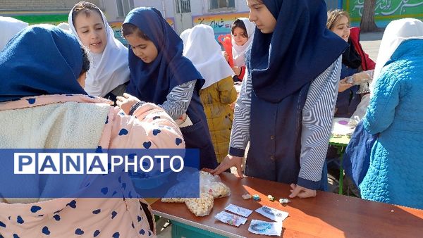 برپایی بازارچه درون مدرسه‌ای در دبستان ربابه هاشمیان یزدی شیروان