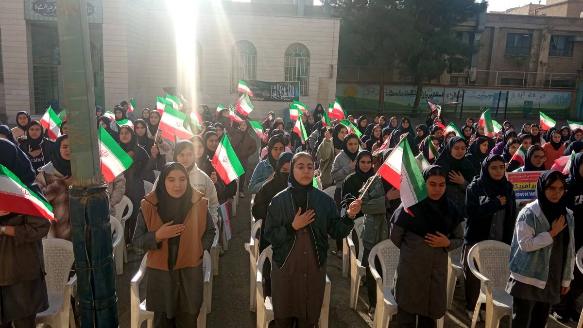 مراسم سیزدهم آبان ماه در مدرسه الزهرا با هدف استکبار ستیزی 