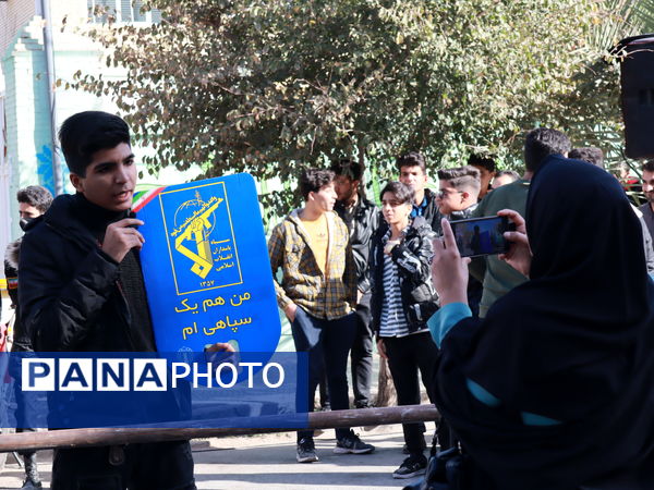 حضور افتخارآفرین دانش آموزان میبدی در تجمع یوم الله سیزده آبان 