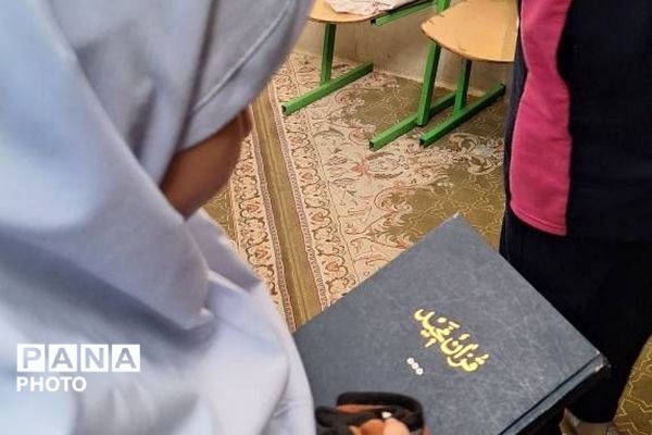 غبارروبی مساجد به مناسبت آغاز ماه مبارک رمضان توسط دانش‌آموزان ناحیه دو شهرری 