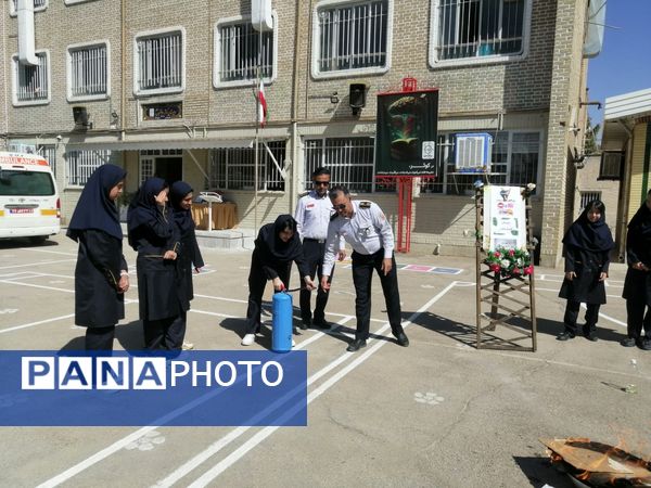 بزرگداشت روز آتش و ایمنی در دبیرستان کوثر فرهنگیان 