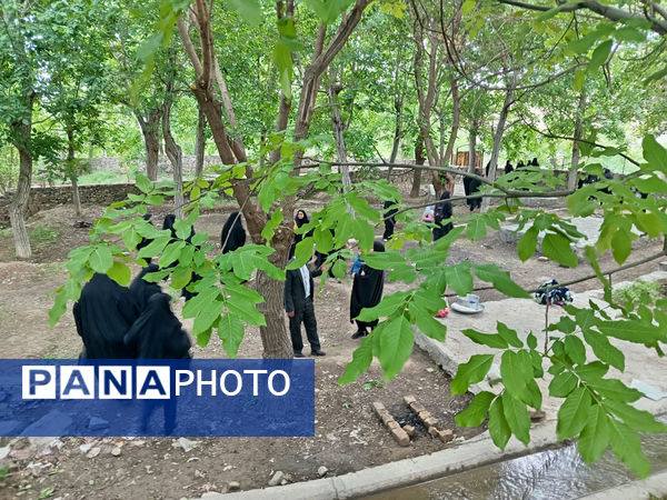 بازدید دانش‌آموزان جعفرآباد از کارگاه گلاب‌گیری روستای «بنابر»