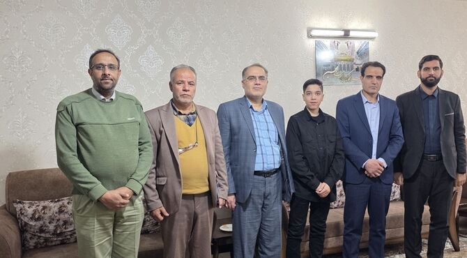 دیدار مسئولین آموزش و پرورش اصفهان با خانواده پاسدار شهید محمد سلمانی 