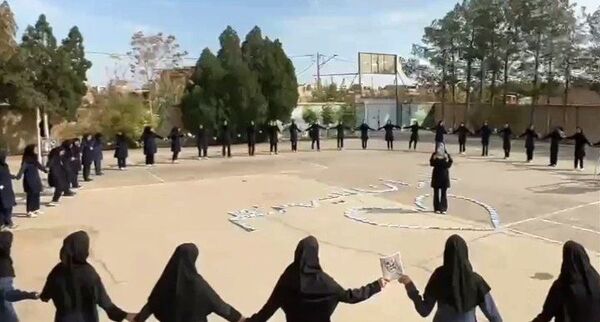 جشن انقلاب در دبستان لاله‌های انقلاب 