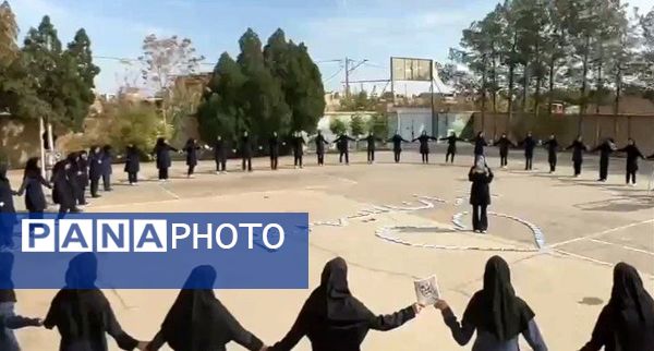 جشن انقلاب در دبستان لاله‌های انقلاب 