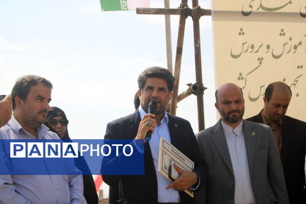 آیین شروع عملیات اجرایی دبیرستان 12 کلاسه شهید اسماعیل محمدپور در تنگک بوشهر