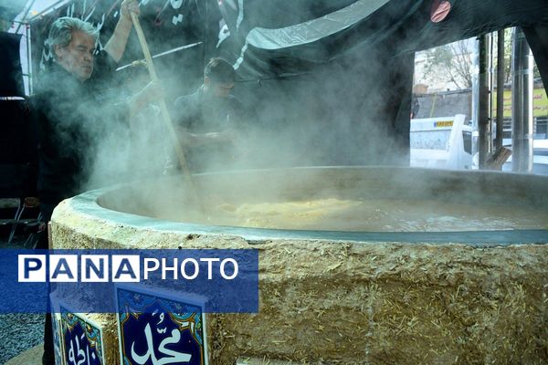 پرچم‌های عزا بر فراز حرم امام رضا(ع)