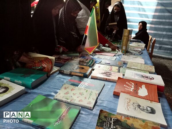 برپایی غرفه کتابخوانی در شهرستان خلیل آباد
