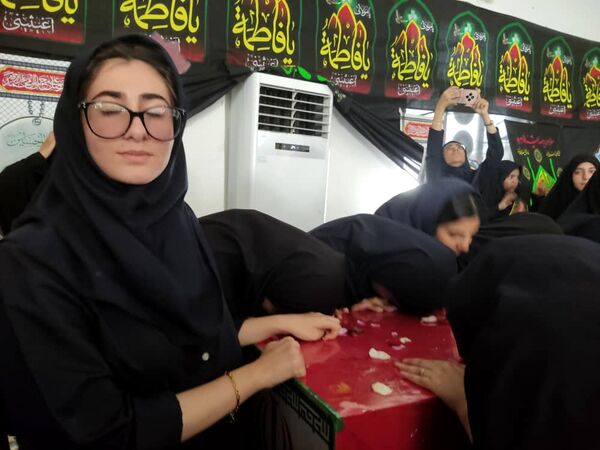 استقبال پرشور از شهید گمنام در هنرستان زهرای مرضیه بندرعباس
