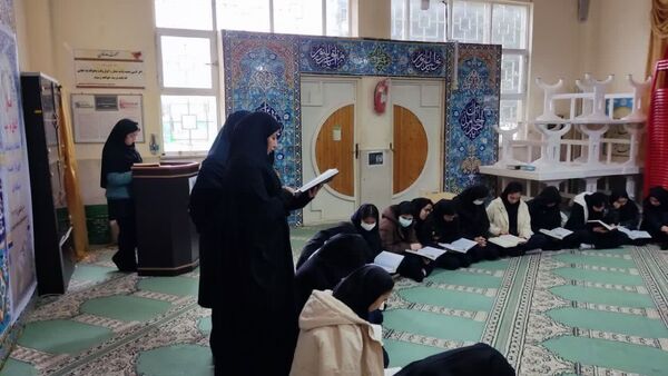 محفل انس با قرآن در دبیرستان نمونه دولتی حضرت زینب (س)