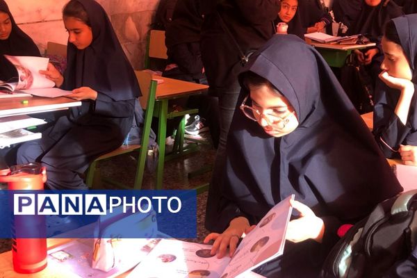 گرامیداشت دانش‌آموزان جنگ ۱۲ روزه با اهدای کتاب «از ایرانمان دفاع می‌کنیم»