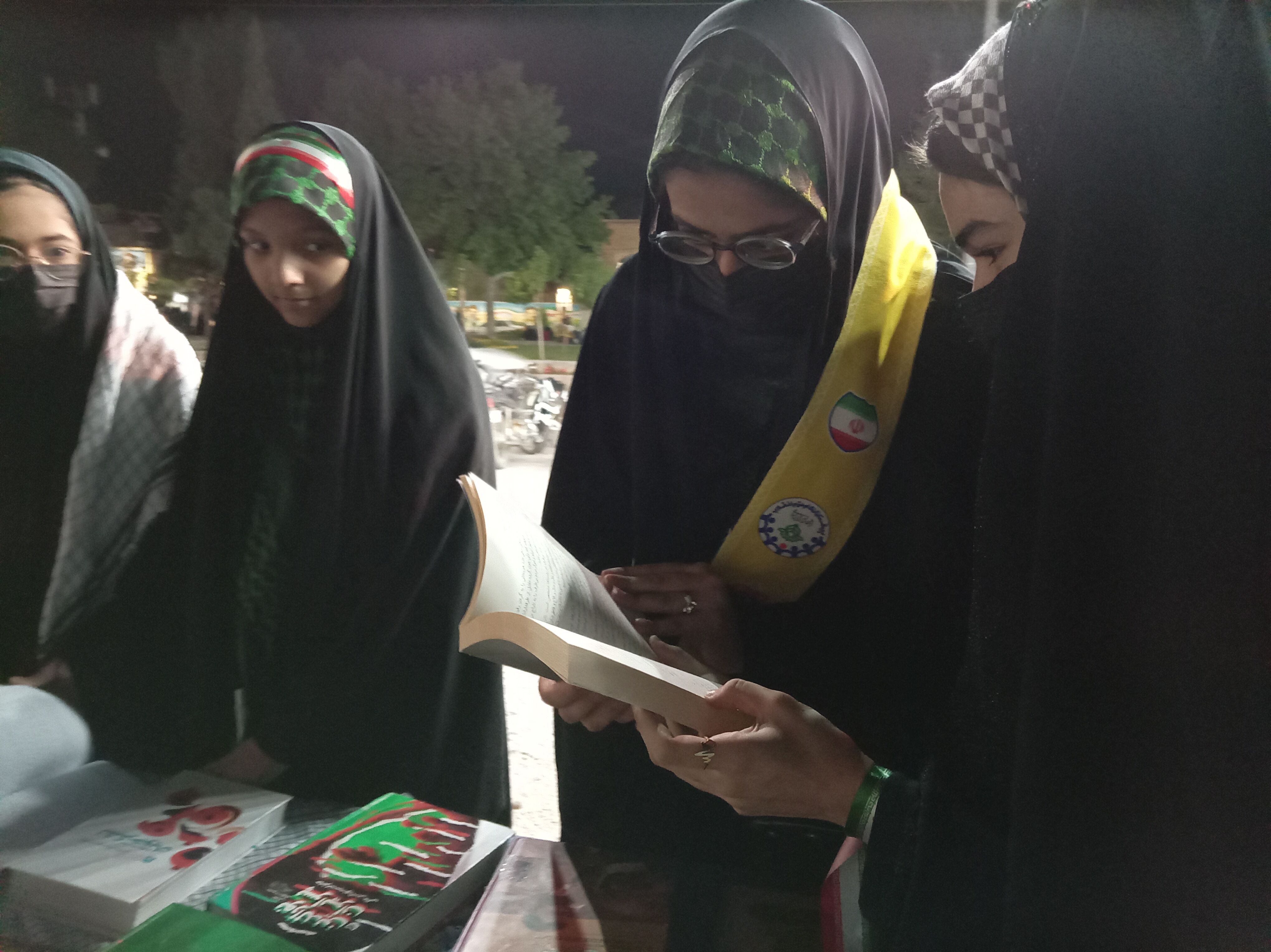 برپایی غرفه کتابخوانی در شهرستان خلیل آباد