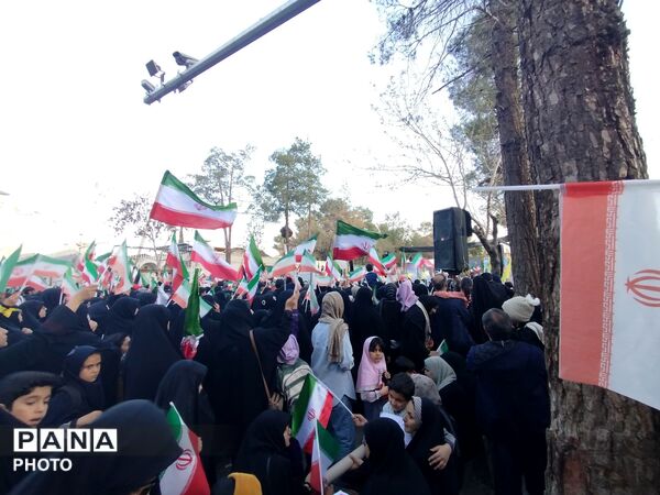 دانش آموزان کرمانی در سوگ «شهدای دبستان شجره طیبه میناب»